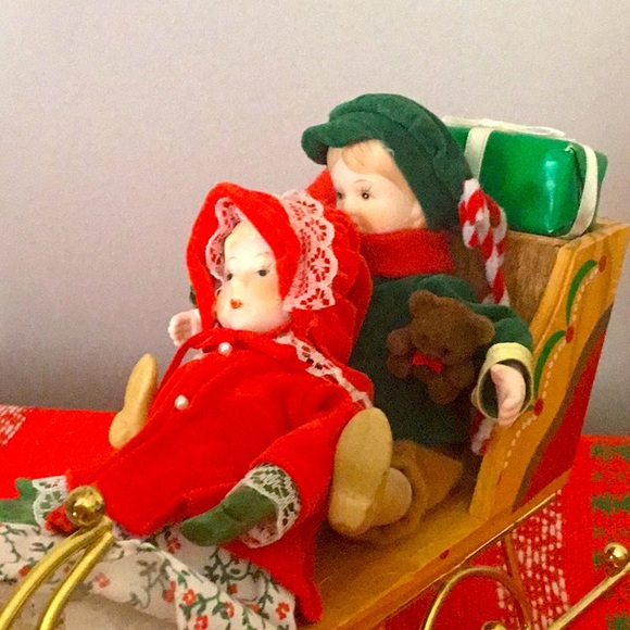 Vintage Christmas Around The World Musical Sleigh With Porcelain Children - Picture 2 of 5